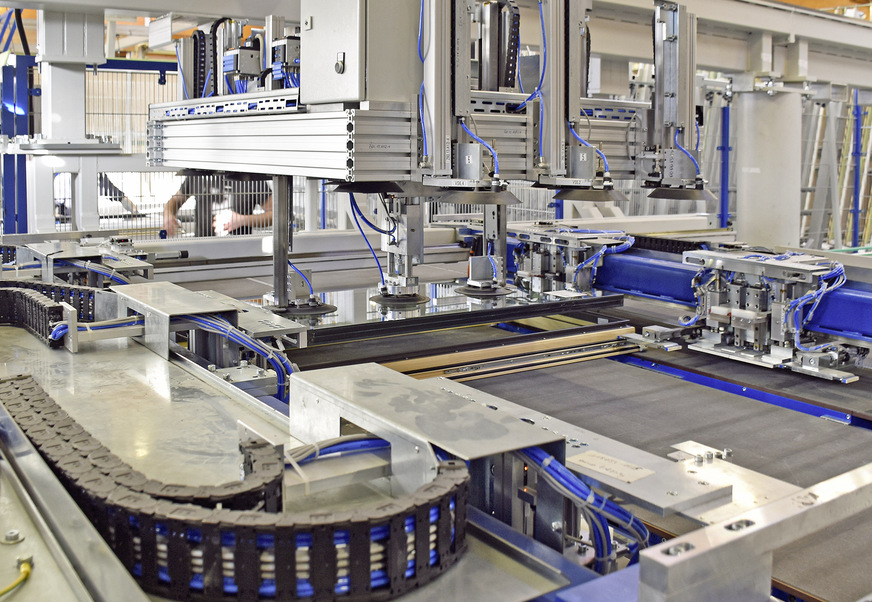 Hier das Herzstück der Flügellinie: Im Glasscheiben-Verklebeautomat werden die Flügel und die Glasscheiben „verheiratet“. Der Tisch muss an drei Stellen absenkbar sein – außerdem fixiert er den Flügelrahmen für die Isolierglaseinheit.