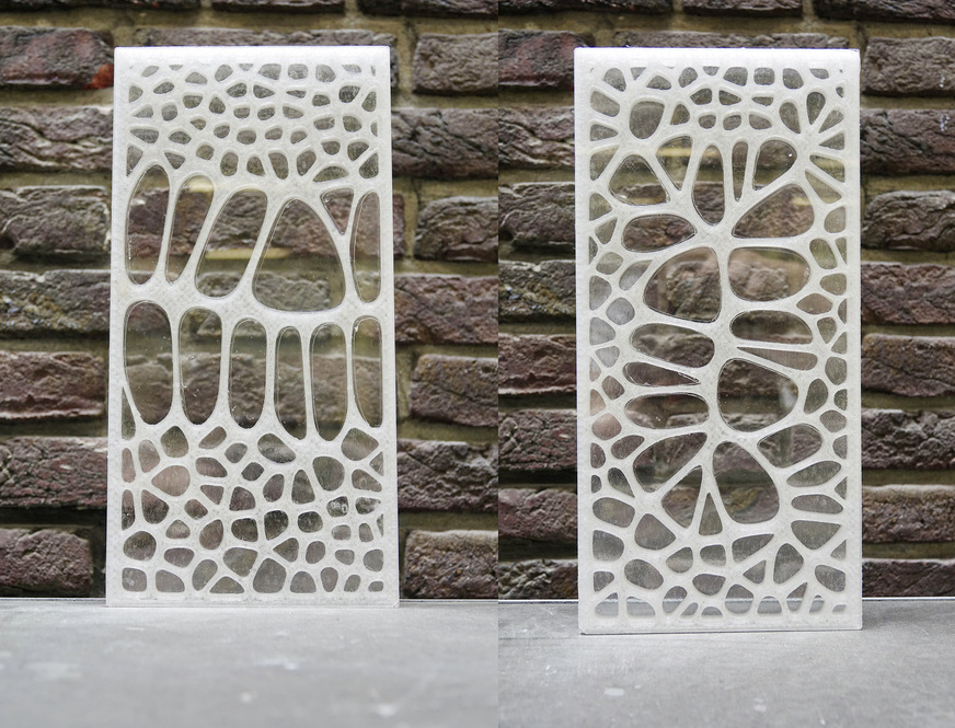 05: Hier im Bild zwei Verbundglaselemente mit unterschiedlichen Kunststoffkernen im Voronoi-Muster.3]