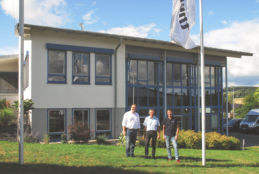 v.l.: Jürgen Saal (SGG Bamberg), therma GF Stephan Horn, Fertigungsleiter Andrew Hornbei therma in Bad Steben.