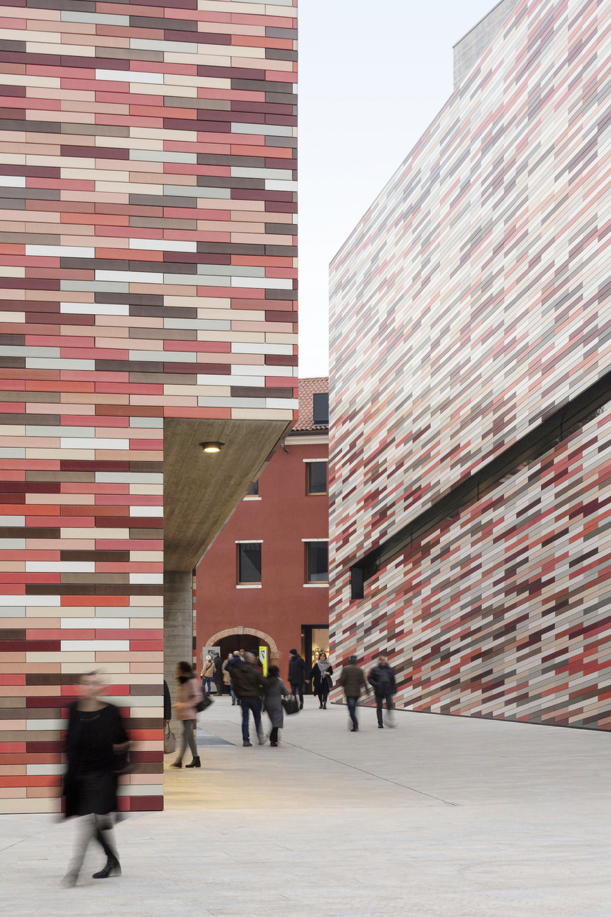 Mit seinen ganz besonderen Farben fügt sich das Museum in den Stadteil Mestre ein.