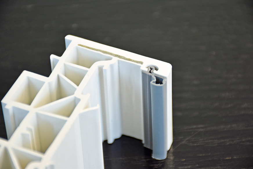 ThermoFibra: Der Fensterflügel wird mit eingebetteten endlosen Glasfasersträngen verstärkt (im oberen Bildabschnitt sichtbar).