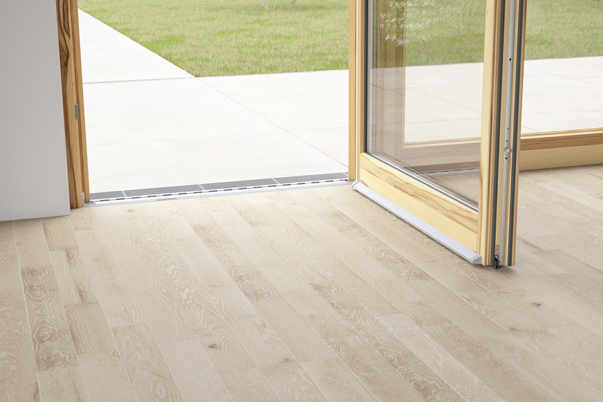 Das Türschwellensystem „Combi Plan“ ermöglicht, dass Außen- und Innenbelag sowie Türschwelle eine Ebene bilden