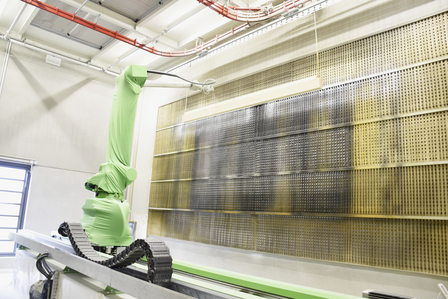 Die Decklackierung erfolgt in einer Automatikspritzkabine von Range & Heine mit Lackierroboter.