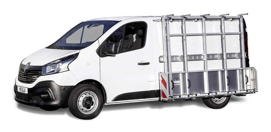 Der passt sogar in die Tiefgarage – mit klappbarem und höhe﻿nverstellbarem Außenreff ist der Renault Trafic das perfekte Auto für den Stadtverkehr und macht selbst vor Parkhäusern keinen Halt.﻿