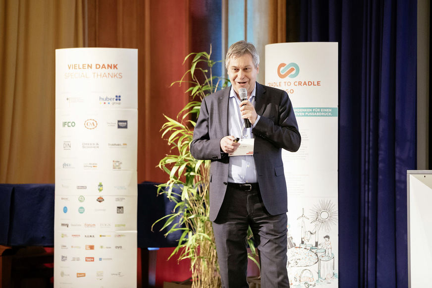 Referent Hugues Lefèvre von AGC bem C2C-Kongress 2020 in Berlin Anfang des Jahres.