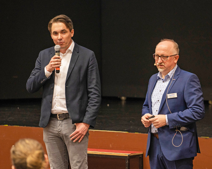Remmers-Vorstandsvorsitzender Dirk Sieverding begrüßte zusammen mit Vertriebsleiter Industrie Martin Stöger die Gäste im Löninger Forum Hasetal.
