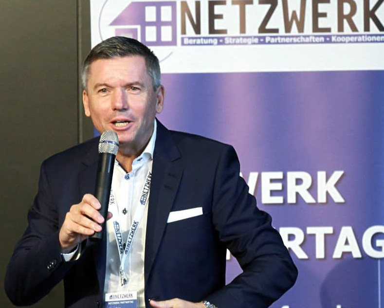 Oliver Frey ist in den letzten 30 Jahren in diversen leitenden Vertriebs- und Managementpositionen führender Fenstersystem- und Industrieunternehmen tätig gewesen. Jetzt fungiert er mit seinem “Netzwerk Frey” auch als Bindeglied für die Zusammenarbeit der Bau- und Wohnungswirtschaft und seinen Marktkontakten aus der Industrie sowie dem Handwerk. Als Coach gibt er seine Erfahrungen an die Partner im Netzwerk weiter.
