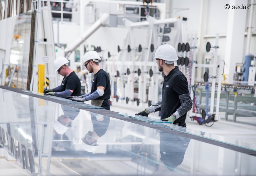 Die Überformate werden bei sedak in Gersthofen mit höchster Präzision gefertigt.