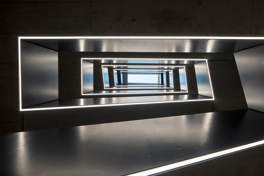 Tageslicht wird via Horizontalverglasungen vom Typ Composite Glazing, in Form von 3-fach-Isolierglas und VSG in die Treppenhäuser und in die Aufenthaltsräume transportiert.