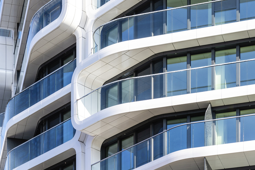 Alle Wohnungen haben Balkone: Geschützt sind diese durch 3400 VSG- und TVG-Scheiben mit 1300 cm Brüstungshöhe, knapp 20 cm mehr als gesetzlich gefordert.