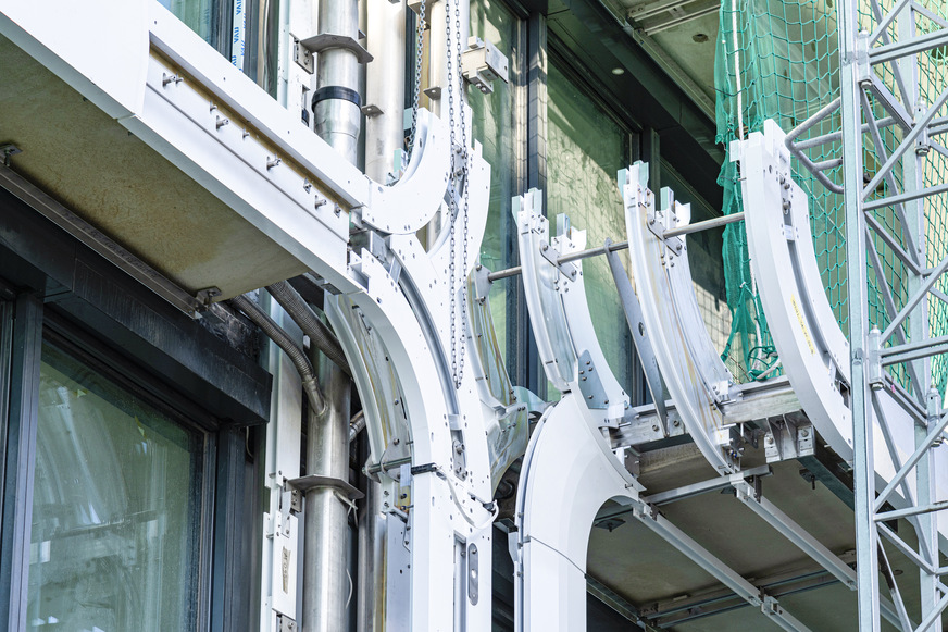 Die kaskadenartige Kubatur des Turms zeichnet sich durch ihre geschwungene, Alukonstruktion aus. Hier ein Blick „hinter die Kulissen“ der Fassade.