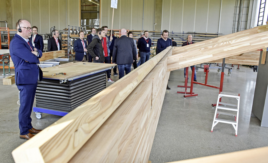 Beim Rundgang konnten man tiefe Einblicke in die Holzfertigung gewinnen.