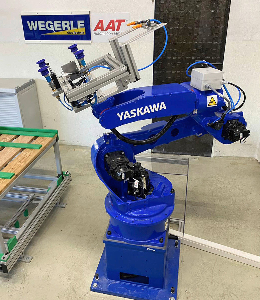 Der Roboter der Wegerle Glastechnik ist so konfiguriert, dass er Gläser zwischen 250 x 250mm und 800 x 800mm verarbeiten kann.