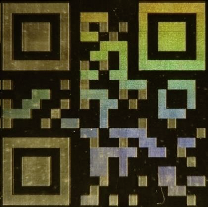 QR-Codes als Hologramme auf ein Glas aufappliziert