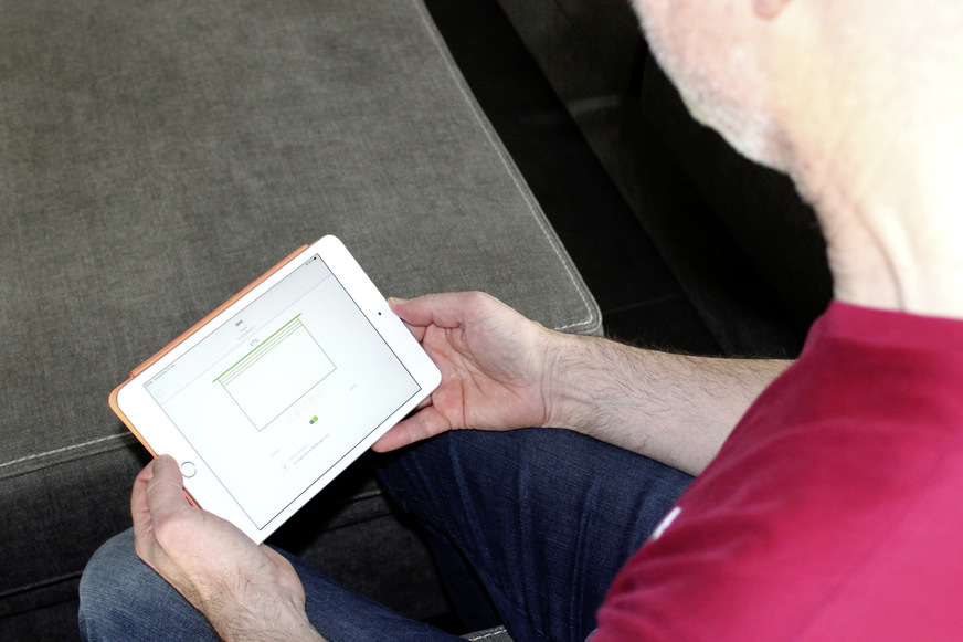 Hat alles selbst eingelernt: Michael Krüger richtete per Tablet und App sein neues Smarthome System ein, legte individuelle Schaltzeiten der Rollläden sowie verschiedenste Aktionen mit weiteren Geräten fest.