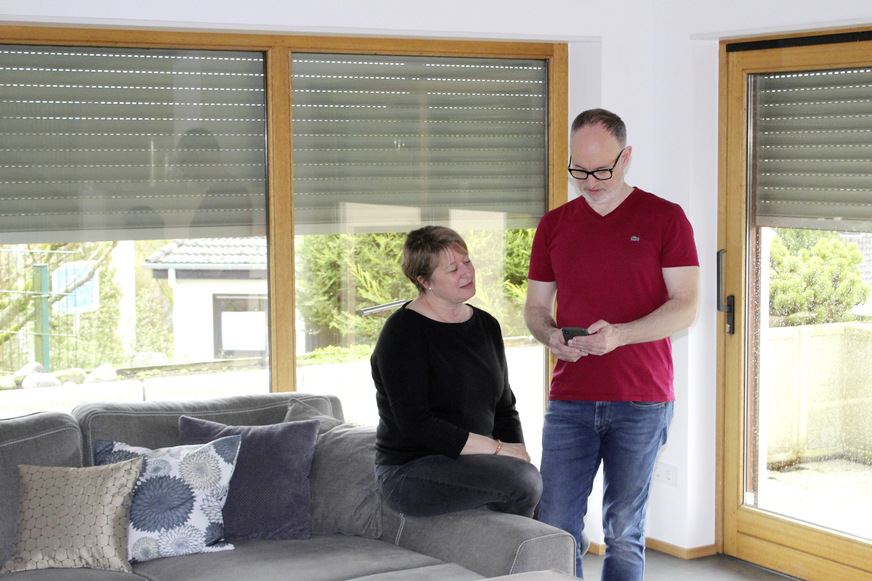 Offene Bauweise und auch selbst offen für hochmoderne Steuerungslösungen: Nina und Michael Krüger wissen den Komfort und die „maximale Flexibilität“ ihrer Smarthome-Zentrale zu schätzen.
