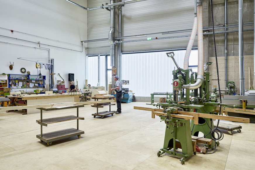 Die TWD-Einlagen in den Profilglas-Elemente sorgen für blendfreies Licht in den Werkstätten.