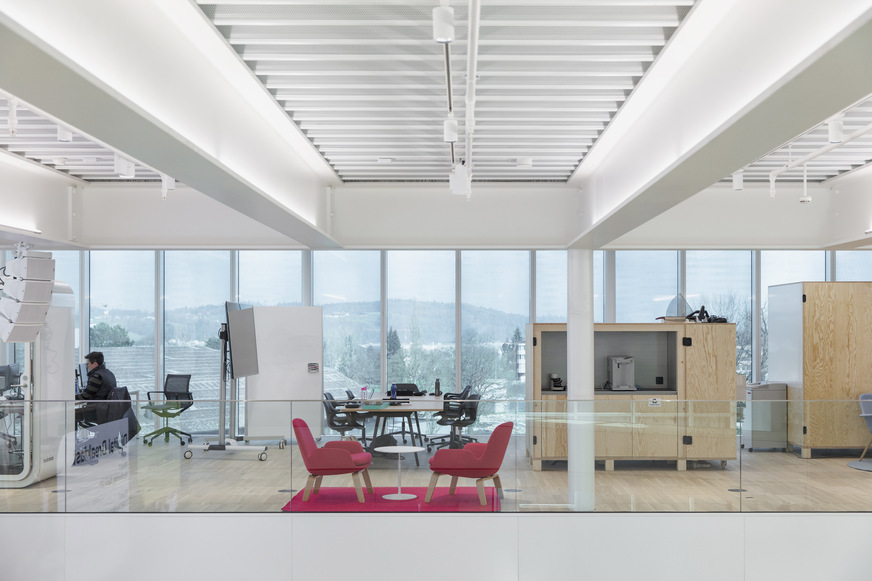 Wie ein Ring umschließen hochmoderne Co-Working-Räume die Innenber﻿eiche des Cubic-Gebäudes.