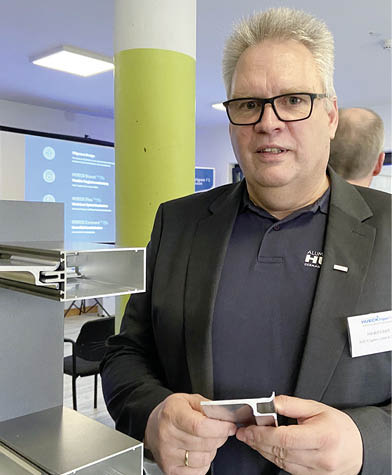 Harald Ickert, Leiter Produkttraining bei Hueck, erläuterte in Köln die technischen Details der neuen Fassade.