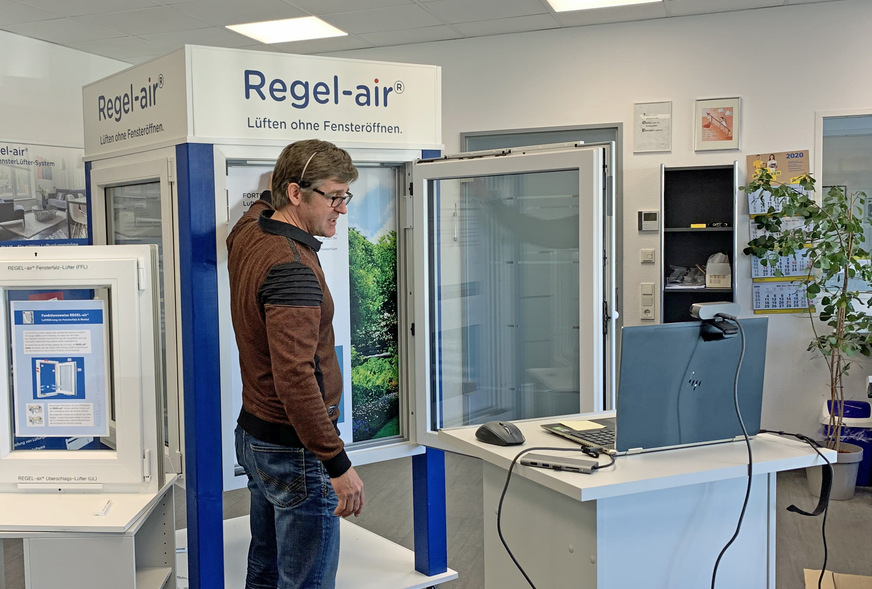 Rainer Venhoven, Leiter der Systemtechnik von Regel-air, bei der Durchführung einer Online-Schulung.