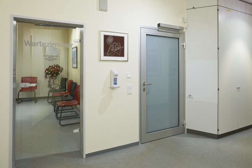 Der PortaMatic&nbsp;Antrieb von Hörmann lässt sich über Sensor-Taster sowie auch per App bedienen.