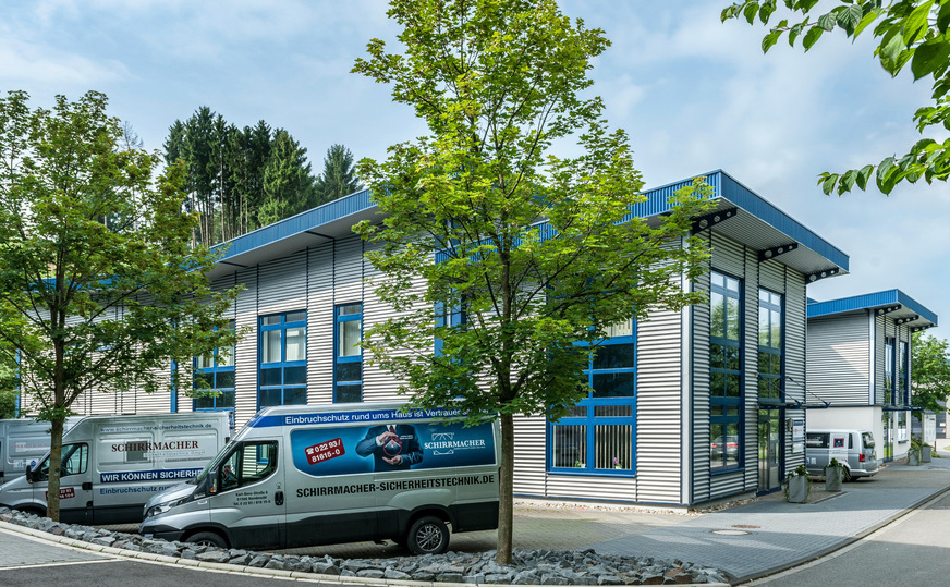 Eine 25-jährige Markt- und Praxiserfahrung auf dem Gebiet der mechanischen Nachrüstung von Fenstern und Türen bringt Schirrmacher Sicherheits- und Fenstertechnik in das Firmen-Netzwerk von Roto Professional Service (RPS) ein. Das Foto zeigt den Hauptsitz des Unternehmens in Nümbrecht bei Köln