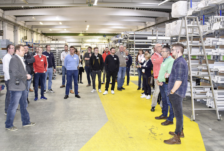 Die Fachhändler hatten die Gelegenheit unter der Führung von Betriebsleiter Markus Brunner (l.) die Produktion von Fenstern und Türen nachzuvollziehen.