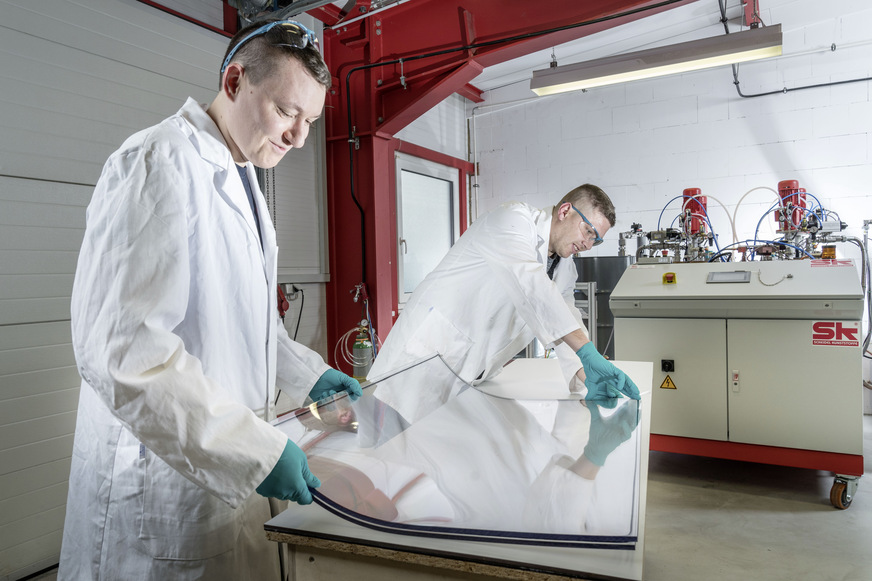 Mithilfe einer der aktuell größten Misch- und Dosieranlagen am Markt fertigt Scheidel verschiedene Verbundwerkstoffe aus Kunststoff und Glas, auch in gebogenen Formen.