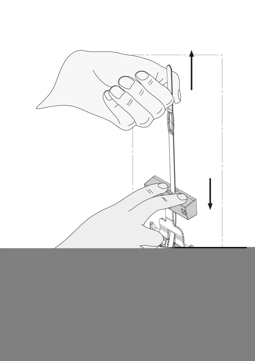 02 + 03: Schnell verankert und gesichert: Nach der Ausrichtung des Glases kommen die Spannkeile zum Einsatz. Sie sind über ein Zugband miteinander verbunden und werden werkzeuglos über dieses mit nur einem Handgriff im Glaslager verspannt. Der montageseitige Spannkeil wird nun von Hand festgedrückt, gleichzeitig zieht man am Zugband. Der absturzseitige Keil wird so festgezogen, beide Spannkeile rasten ein, die Scheibe sitzt fest im Prof﻿il.