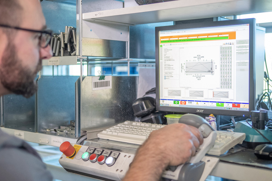 Die Kunststofffensterproduktion bei Niederhofer arbeitet seit dem Umstieg auf Winkhaus papierlos. Sobald der Barcode am Profil eingescannt ist, zeigt das Display an, welche Arbeitsschritte an der jeweiligen Station zu erledigen sind.