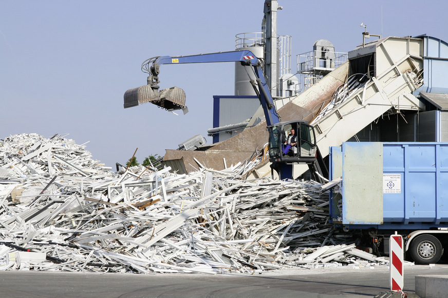 Wie müssen sich jetzt die Fensterbauer und Verwertungsbetriebe verhalten? Dürfen jetzt keine Altfenster mehr recycelt werden? Müssen alte Fenster jetzt verbrannt oder deponiert werden? Charlotte Röber, die Geschäftsführerin der EPPA gibt dazu in diesem Interview entsprechende Antworten.