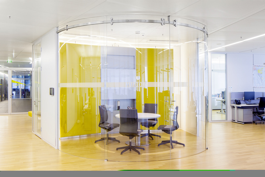 Bei der Bü﻿rogestaltung sind eine gute Beleuchtung sowie eine hohe Tageslichtqualität wichtige Grundlagen für die Planung. Der Einsatz von Glas spielt hierbei eine entscheidende Rolle.