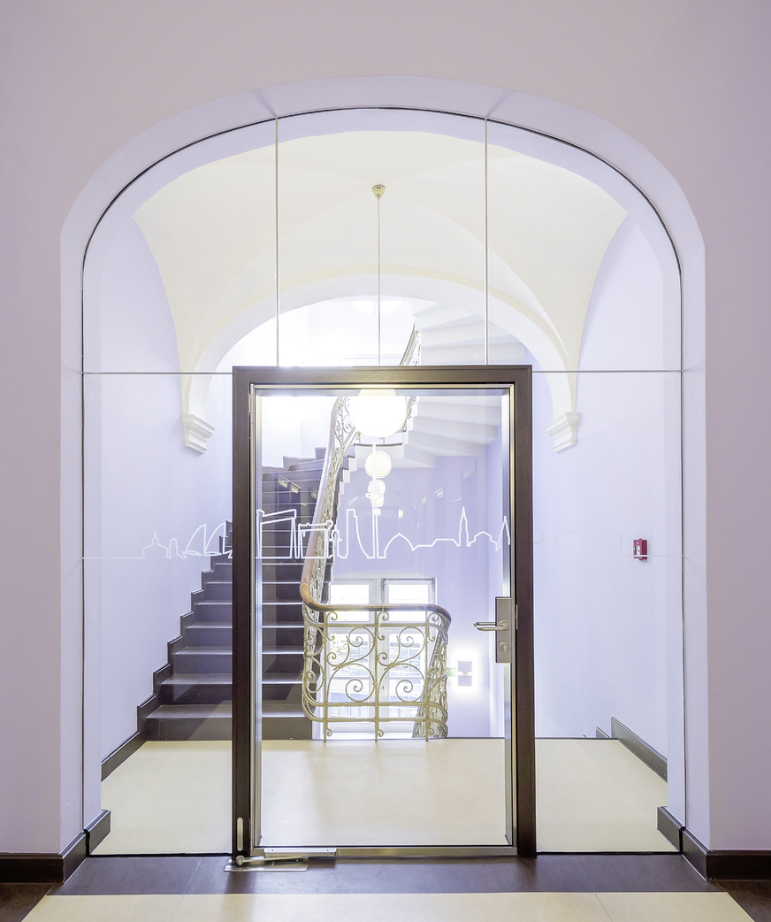 Im Kieler Justizministerium wurden die Türen nur an den Glaselementen montiert. Diese sind hierfür stabil in Wand, Decke und Boden befestigt. Dank ausgefeilter Technik lassen sich so die Hoba-Türen im freien Glasumfeld in Stuck befestigen