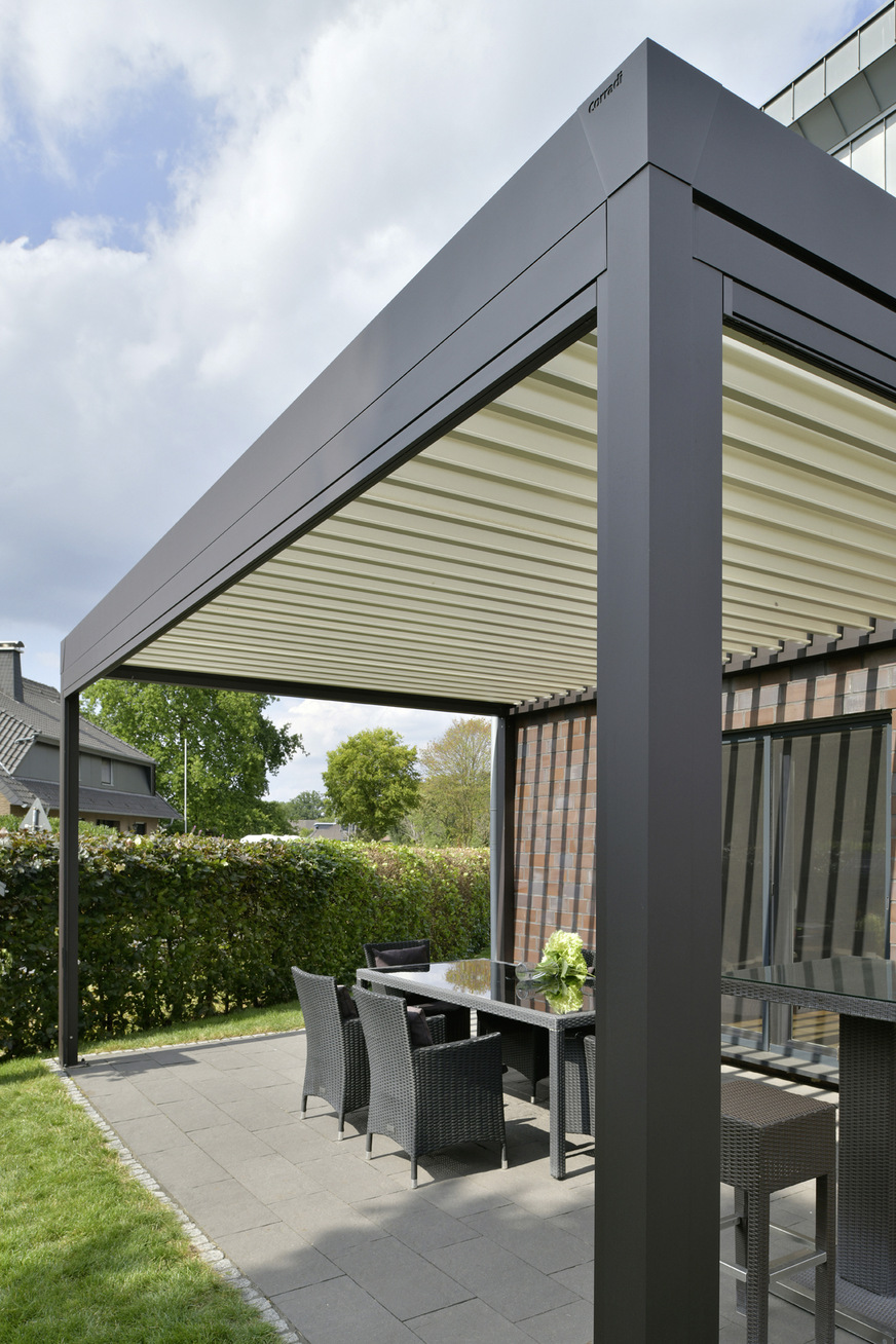 Wenn die Lamellen geschlossen sind, wird das Wasser über in den Pfosten integrierte Regenrinnen abgeleitet. Die Lamellen sind gebogen und wurden so entwickelt, dass das Wasser seitlich abläuft, auch wenn die Lamellen nach einem Gewitter geöffnet werden.