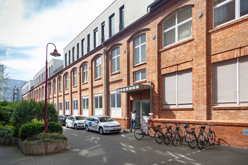 Hier wurden früher Lokomotiven und Dampfmaschinen entwickelt und hergestellt. Jetzt beherbergt das Gebäude fast ausschließlich die Deutsche Fensterbau.