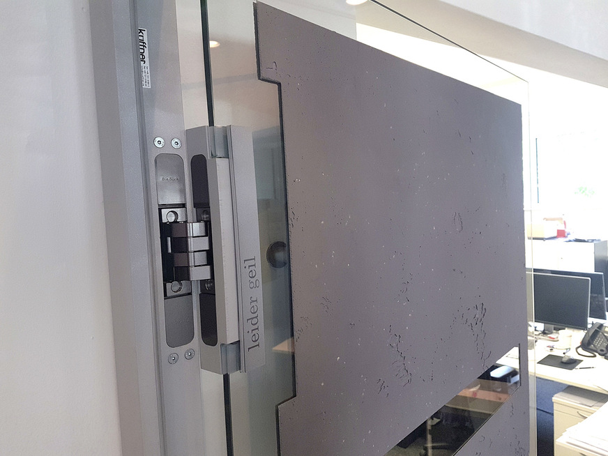 Auf einer magnetisch gehaltenen Bandabdeckplatte hat Glasverarbeiter Glaskeil festgehalten, was er von den verdeckt liegenden Bändern von Basys hält.