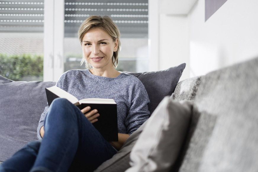 Entspannt auf der Couch sitzen bleiben und seine Rollläden für ein gemütliches Ambiente mit Becker und der Amazon Alexa steuern.