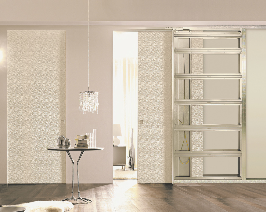 Blick hinter die Kulissen des Eclisse Schiebetür-Systems: Der vormontierte Schiebetürkasten (rechts im Bild) verfügt über einen Kabelkanal zur einfachen und schnellen Verlegung von elektrischen Leitungen für Steckdose, Lichtschalter u.a.