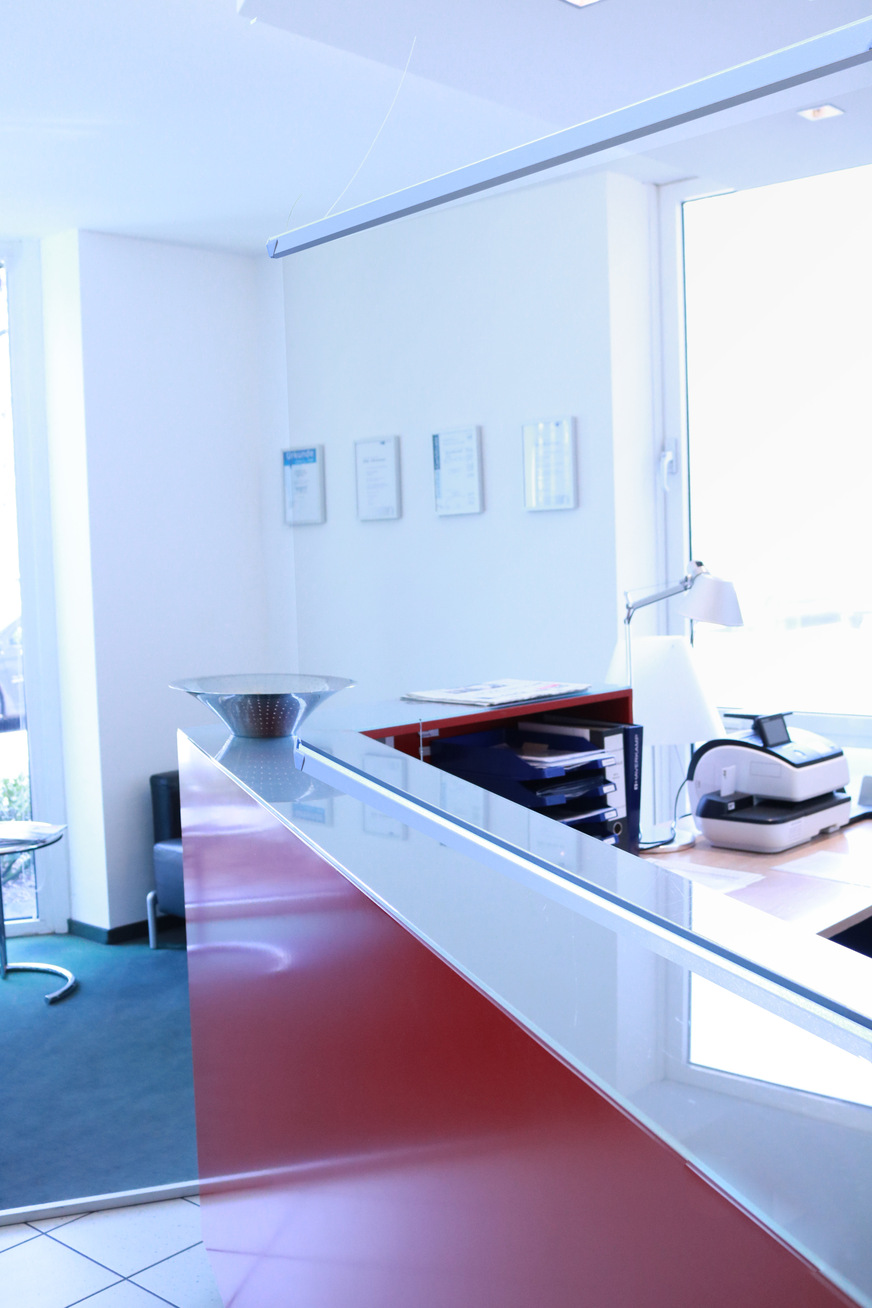 Hier wurde mit der Haverkamp Hygieneschutzfolie ein Fixbehang am Empfangstresen gefertigt.