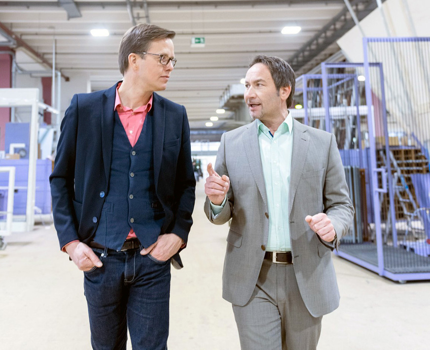 Bayerwald-Geschäftsführer Jürgen Hartrampf (r.) erläutert Ende 2018 Chefredakteur Daniel Mund die Produktionsprozesse beim Gang durch die Produktionshallen.