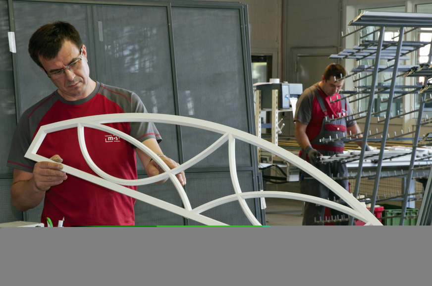 Ein weiteres Alleinstellungsmerkmal: Komplizierte Sprossenfenster mit Rundbögen. Solche Sonderanfertigungen werden vom m&s-Team in Einzelfertigung erstellt.