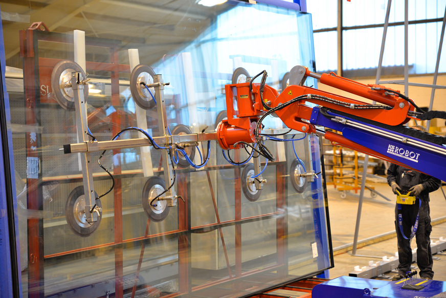 Mit einem Glasroboter werden große Scheiben bewegt, um Beschädigungen in der Produktion zu vermeiden.