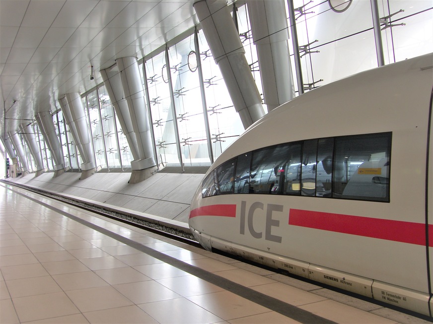 Auch in der Fassade und den Glasaufzüge des Airrail Centers am Frankfurter Flughafenbahnhof kommen gebo-Punkthalter zum Einsatz.