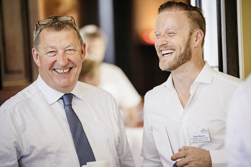 Die Branche trifft sich in Wien – hier Mike Piqeur (Managing Director – Roto Western Europe) und Elmar Rastner (Swisspacer Leiter Marketing und Vertrieb Südeuropa) auf dem letzten Wiener Fensterkongress.