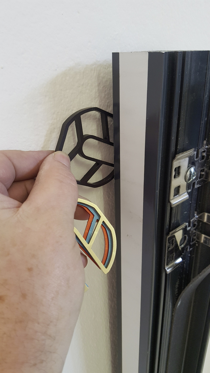 Die Distanzscheiben werden mit der Schlitzöffnung voran direkt auf die Befestigungsschrauben aufgeschoben.