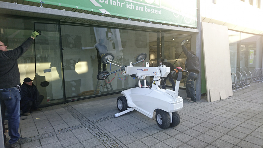 Hier der neue TGT Robby 600XL mit einer Traglast von 600 kg und einer Arbeitshöhe von bis zu 3,8 m. Damit ist es für einen Monteur möglich, selbst schwere und große Scheiben alleine einzusetzen.