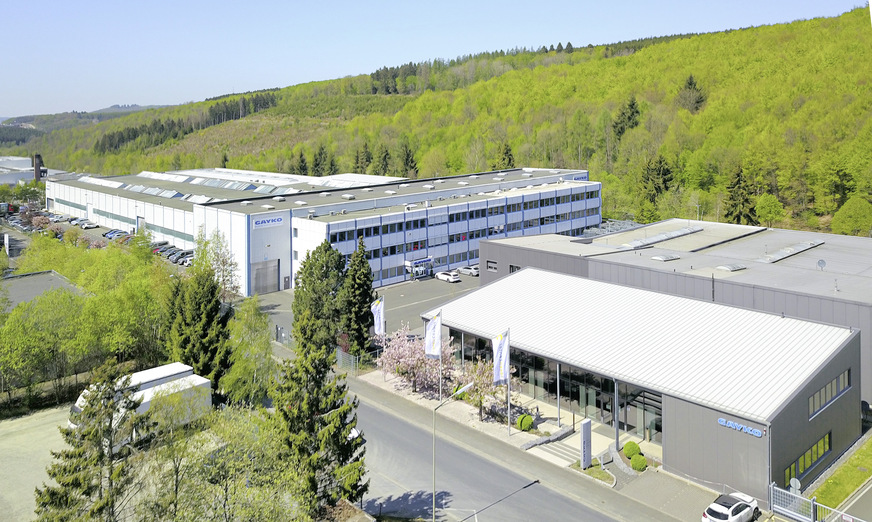 Hochmoderne Fensterproduktion auf 22 000 m² in Wilnsdorf. In den letzten Jahren wurde viel in die Fensterproduktionstechnik investiert. Aktuell wurde auf einen 2-Schicht-Betrieb umgestellt.