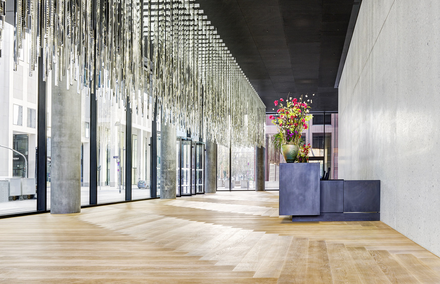 Die insgesamt 15 000 m² Glas für das Projekt lieferten drei Saint-Gobain Werke. Das Glassolutions Objekt-Center in Radeburg, Eckelt Glas von Glassolutions Austria und das Saint-Gobain Werk Pietta Glass.