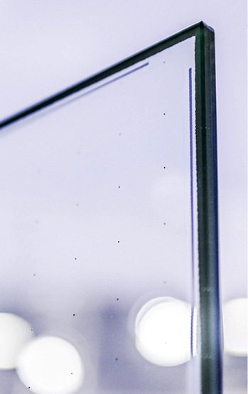 Das Vakuum-Isolierglas „Fineo“ dämme mit einem Ug-Wert von 0,4 bis 0,7 W/(m²K), es besteht aus zwei, mindestens 3 mm dicken Glasscheiben, die durch eine Vakuumschicht von 0,1 mm getrennt sind.