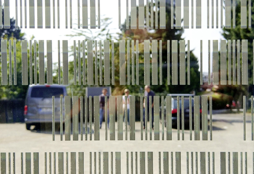 Die aufgedruckten Strich- bzw. Barcodes der Geländer, sind via Barcode-Scanner auf dem Smartphone lesbar.